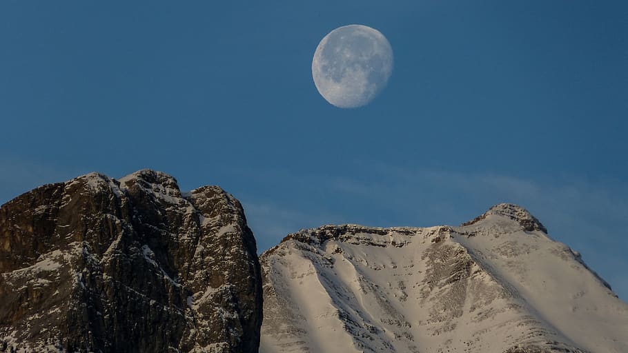cadeia de montanhas, cheio, lua, céu, astronomia, natureza, lua cheia, scenics - natureza, beleza na natureza, tranquilidade, espaço, cena tranquila, Rocha, azul, ninguém, noite, rock - objeto, visão de baixo ângulo, terra, ao ar livre, superfície da lua, sólido, lua planetária, luar, 4K