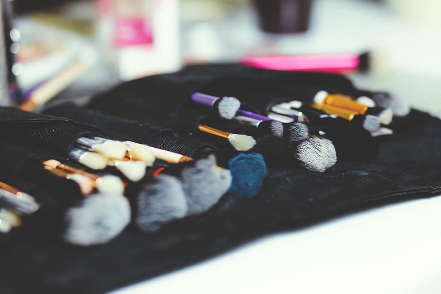 Make-up-Pinsel in verschiedenen Farben, einstellen, schwarz, Veranstalter, Kunst, sortiert, verwischen, Bürste, Farbe, Hobby, Freizeit, Lebensstil, Muster, Erholung, Nahansicht, selektiver Fokus, Stillleben, keine Leute, drinnen, Wahl, Kunst und Handwerk, große gruppe von gegenständen, schwarze Farbe, Variation, mehrfarbig, bilden, Tabelle, Fokus auf den Vordergrund, Gruppe, Gruppe von Objekten, Tag, Kreativität, Mode, persönliches Accessoire, 4K