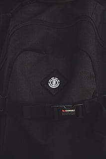 schwarzer element rucksack, Elektronik, Redner, Audio-Lautsprecher, Tasche, Rucksack, Kleidung, Element, Straßenbekleidung, Bildschirm, Freizeitaktivitäten, Buchse, Vegetation, Pflanze, draußen, Monitor, Anzeige, Kofferraum, Reifen, Kamera, Logo, drinnen, Kommunikation, Nahansicht, Technologie, schwarze Farbe, Zeit, Steuerung, Verbindung, echte Menschen, Mittelteil, eine Person, Fahrzeuginnenraum, Vollbild, kabellose Technologie, direkt darüber, Studioaufnahme, Transport, 5K, CC0, gemeinfrei, lizenzfrei