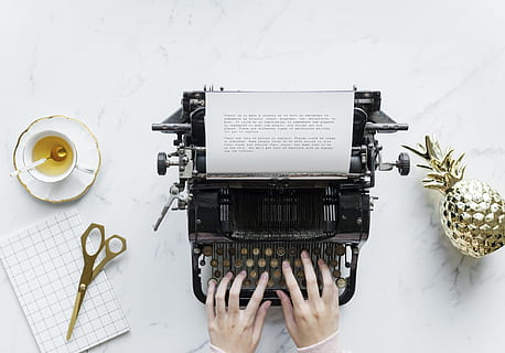 analog, forfatter, kop, dokument, drikke, redaktionelle, udstyr, feminin, fladt læg, flatlay, lanse, lancer, girly, hånd, hobby, varm drikke, journalist, tastatur, maskine, marmor, morgen, krus, gammeldags, menneskelig hånd, menneskelig kropsdel, høj vinkel visning, indendørs, en person, direkte over, papir, bedrift, bord, meddelelse, rigtige mennesker, tæt på, teknologi, mad og drikke, offentliggørelse, voksen, forfriskning, finger, 1080P, CC0, offentligt domæne, royaltyfrie