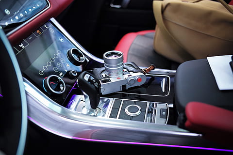 spiegelloze camera, binnen, voertuig, wijze van transport, vervoer, auto, technologie, voertuig interieur, motorvoertuig, landvoertuig, auto-interieur, stuur, detailopname, binnenshuis, schakelen, stoel, reizen, controle, geen mensen, dag, Controlepaneel, autostoel, luxe, digitale camera, 5K, CC0, publiek domein, royaltyvrij