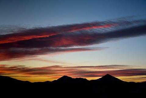Berg, Hochland, Landschaft, dunkle Wolken, Himmel, Sonnenuntergang, Silhouette, Tal, Gipfel, Schönheit in der Natur, Szenen - Natur, wolke - himmel, ruhige Szene, Ruhe, Gebirge, keine Leute, Natur, orange Farbe, idyllisch, Umgebung, Nicht-städtische Szene, Dramatischer Himmel, majestätisch, draußen, 5K, CC0, gemeinfrei, lizenzfrei