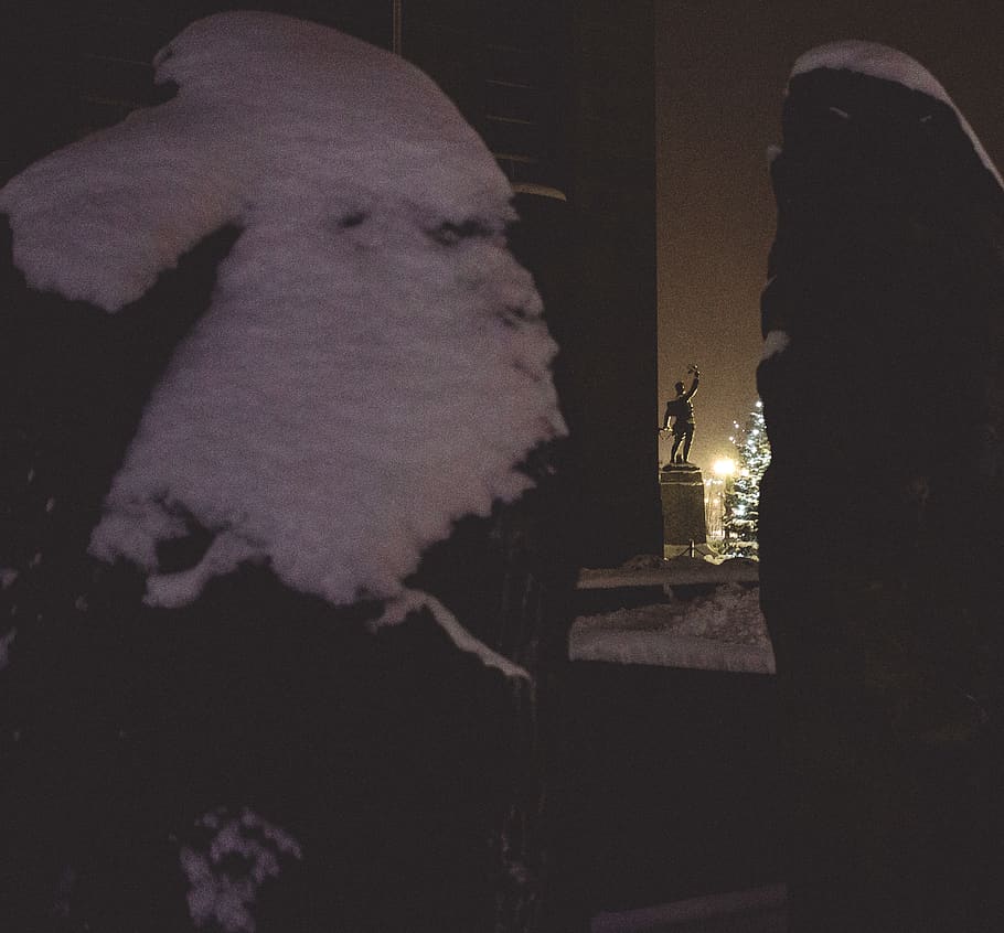 Canada, Goderich, la neve, notte, statua, guerra, illuminato, nessuno, architettura, fumo - struttura fisica, rappresentazione, natura, esterno dell'edificio, rappresentazione umana, struttura costruita, arte e artigianato, creatività, all'aperto, attrezzatura per l'illuminazione, crepuscolo, somiglianza maschile, cielo, religione, scultura, raggiante, 2K