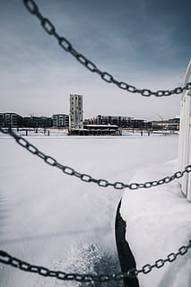 kolme, musta, metalliketjut, kahleet, kylmä, turvallisuus, lumi, talvi-, aita, este, raja, rakennuksen ulkoa, ketju, taivas, metalli-, arkkitehtuuri, rakennettu rakenne, ei ihmisiä, suojaus, luonto, kylmä lämpötila, vesi, päivä, pilvi - taivas, ulkona, 5K, CC0, public domain, rojaltivapaa