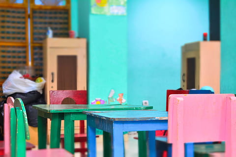 taula, seient, color, aprendre, escola, parc infantil, nens, infància, nen, una persona, a l'interior, homes, multicolor, educació, enfocament selectiu, persones reals, cadira, dia, mobles, estils de vida, mascles, material de fusta, relaxació, joguina, 5K, CC0, domini públic, lliure de regalies