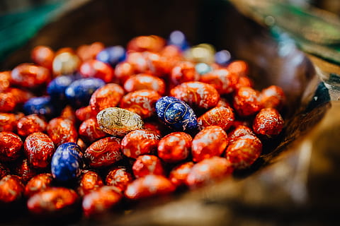 solid, milk, chocolate, foil, easter, eggs, lindt, easter eggs, food and drink, food, freshness, fruit, healthy eating, selective focus, wellbeing, close-up, large group of objects, indoors, berry fruit, no people, abundance, day, sweet food, retail, healthy lifestyle, preparation, snack, 4K, CC0, public domain, royalty free