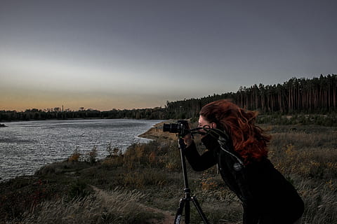 vrouw, zwart, jas, bezit, dslr camera, staan, lichaam, water, actie, camera, gras, landschap, vrije tijd, persoon, fotograaf, zonsopkomst, zonsondergang, bomen, statief, slijtage, winderig, hemel, echte mensen, een persoon, activiteit, huiselijk, natuur, huisdieren, fotografie thema's, vrijetijdsbesteding, zoogdier, veld-, dier, gewerveld, schoonheid in de natuur, haar-, levensstijlen, dierlijke thema's, één dier, fabriek, kapsel, buitenshuis, 5K, CC0, publiek domein, royaltyvrij