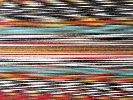 perú, color, textura, patró, cultura, marc complet, fons, primer pla, cap gent, multicolor, ordre, vermell, a l'interior, en fila, ratlles, repetició, gris, cultura i entreteniment artístic, elecció, blau, material de fusta, metall, funció de construcció de parets, color plata, 2K, CC0, domini públic, lliure de regalies
