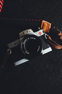 blanc, negre, càmera leica, tèxtil, fons, fons negre, càmera, lent de la càmera, primer pla, disseny, equipament, a l'interior, instrument, lent, òptica, fotografia, estil, tecnologia, zoom, temes de fotografia, equip fotogràfic, càmera - equip fotogràfic, cap gent, natura morta, vista d’angle alt, estil retro, nombre, fotografiar, càmera digital, color negre, text, enfocament selectiu, comunicació, cultura i entreteniment artístic, càmera slr, 5K, CC0, domini públic, lliure de regalies
