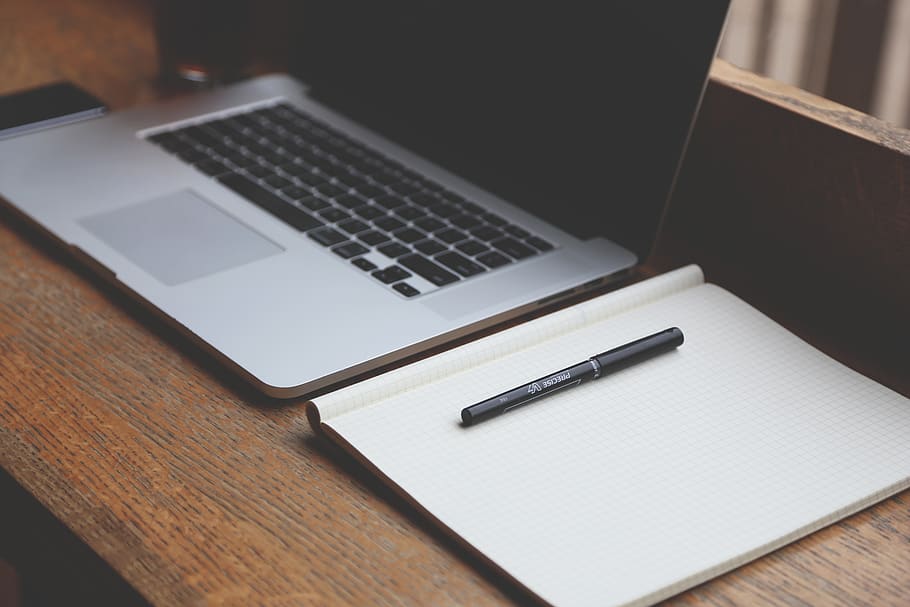 macbook, professionista, accanto, bianca, libro, Mela, scrivania, il computer portatile, taccuino, lavoro, tecnologia wireless, computer, tecnologia, tavolo, comunicazione, penna, in casa, connessione, nessuno, legno - materiale, vista dall'alto, pubblicazione, natura morta, attività commerciale, attrezzatura informatica, mobilia, carta, tastiera, bloc notes, vuoto, 5K
