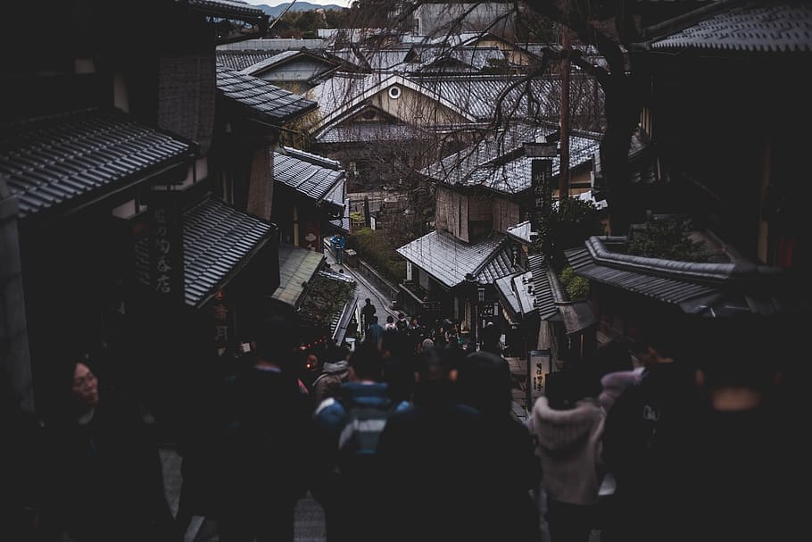 nero, grigio, torre del computer, persona, umano, tetto, folla, persone, natura, Giappone, buio, Asia, ombra, nuvole, templi, le scale, affollato, religione, architettura giapponese, Kyoto, metropoli, urbano, costruzione, struttura costruita, architettura, esterno dell'edificio, città, gruppo di persone, persone reali, donne, credenza, spiritualità, sospeso, luogo di culto, strada, stili di vita, uomini, all'aperto, 5K