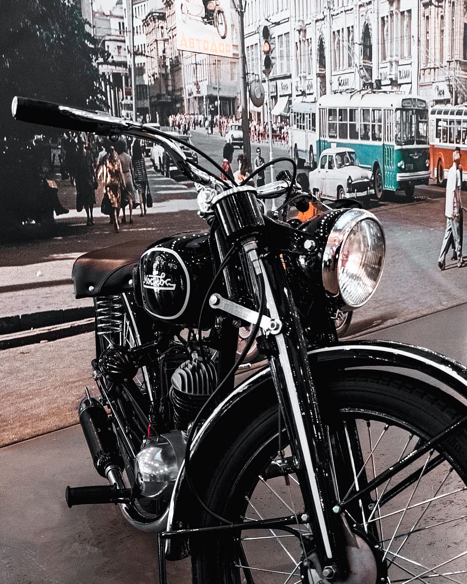 moto nera, mezzi di trasporto, modo di trasporto, veicolo terrestre, città, strada, architettura, bicicletta, esterno dell'edificio, struttura costruita, stazionario, giorno, viaggio, vita di città, parcheggio, veicolo a motore, all'aperto, nessuno, auto, 2K