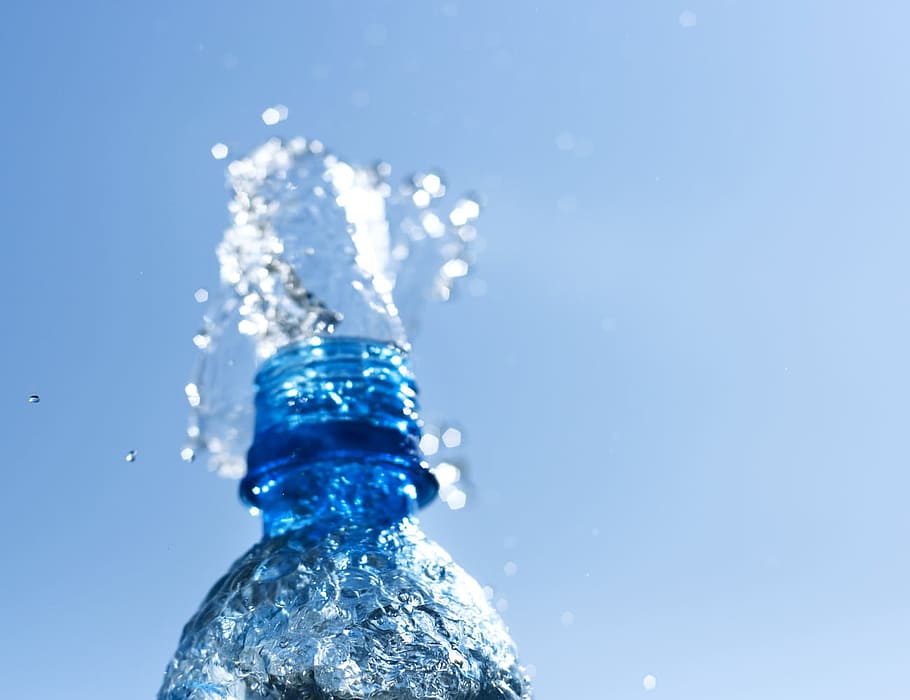 splash, aigua, ampolla, bombolla, primer pla, beure, tirar, gota, fresc, ple, líquid, aboqui, pur, blau, esquitxades, moviment, tir de l'estudi, naturalesa, refresc, fons de colors, cap gent, menjar i beguda, a l'aire lliure, caient, impacte, còpia espai, sol objecte, fumigació, brillant, puresa, fons blau, 720P