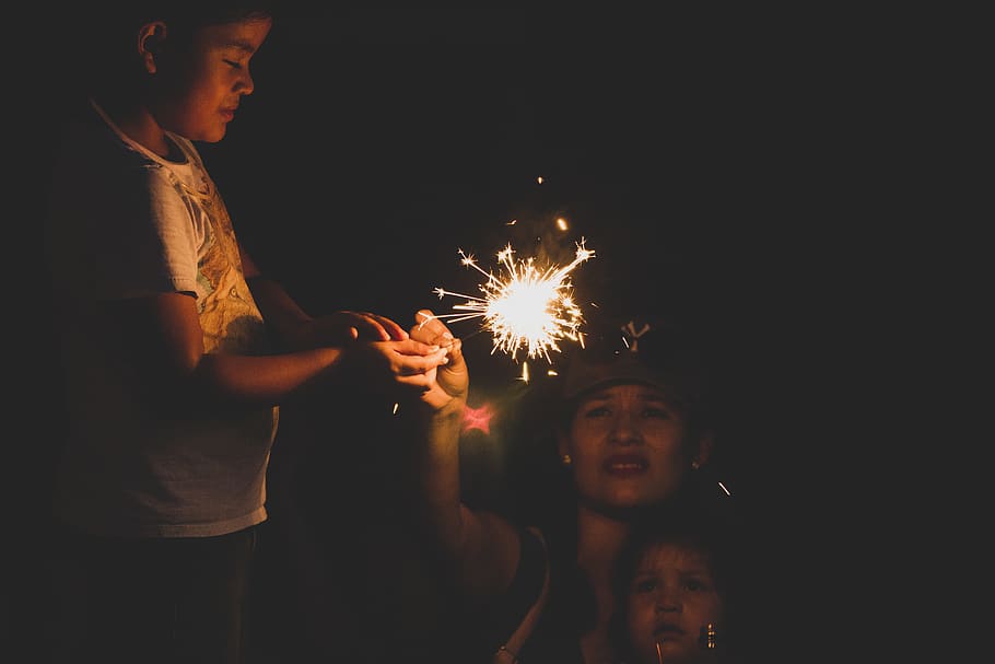 funkeln, Feuerwerk, Funke, Licht, Nacht-, Abend, scheinen, vierter Juli, Bewegung, beleuchtet, Veranstaltung, Männer, Wunderkerze, glühend, halten, Verbrennung, Menschen, Bewegungsunschärfe, Kunst, Kultur und Unterhaltung, zwei Menschen, Langzeitbelichtung, Feier, Erwachsene, echte Menschen, Funken, Feuerwerk - künstliches Objekt, dunkel, 5K