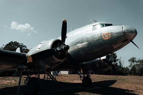 biplano grigio, mezzi di trasporto, aereo, aereo da guerra, Karlsborg, Svezia, bombardiere, biplano, luce del sole, ombra, aeroporto, campo di aviazione, terreno di gioco, Jet, combattente, estate, vecchio, swedisharmy, Vintage ▾, veicolo aereo, cielo, modo di trasporto, natura, giorno, militare, all'aperto, elica, nessuno, viaggio, nuvola - cielo, aereo militare, esercito, in movimento, trasporto pubblico, industria aerospaziale, 5K, CC0, dominio pubblico, privo di copyright