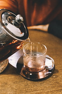sticlă clară de băutură, ceramică, farfurioară, sticlă, ceașcă, cană de cafea, băutură, ulcior, oală, ceainic, pocal, vază, borcan, deget, latte, bere de sticlă, bere, alcool, plantator, planta in ghiveci, gustare, mancare si bautura, masa, halbă, cafea, cafea - băutură, în interior, a închide, prospeţime, o persoana, pahar de băut, sticlă - material, să se concentreze asupra primelor elemente, turnare, ceai, bautura fierbinte, faianță, ceai de ceai, 4K, CC0, domeniu public, fără drepturi de autor