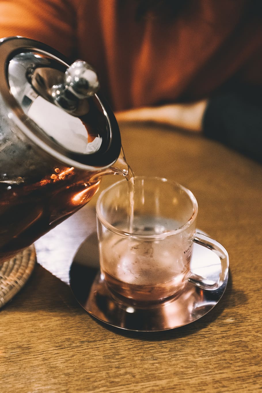 sticlă clară de băutură, ceramică, farfurioară, sticlă, ceașcă, cană de cafea, băutură, ulcior, oală, ceainic, pocal, vază, borcan, deget, latte, bere de sticlă, bere, alcool, plantator, planta in ghiveci, gustare, mancare si bautura, masa, halbă, cafea, cafea - băutură, în interior, a închide, prospeţime, o persoana, pahar de băut, sticlă - material, să se concentreze asupra primelor elemente, turnare, ceai, bautura fierbinte, faianță, ceai de ceai, 4K