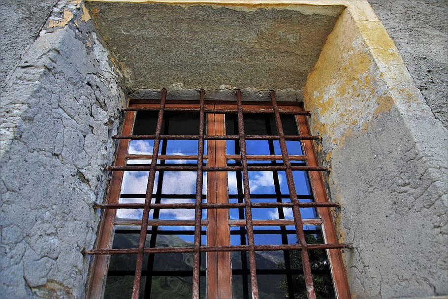 vecchia finestra, davanzale, grata, ruggine, lago dusia, agenti atmosferici, figura, sicurezza, vecchio, protezione, vecchio intonaco, antico, muri, architettura, costruzione, pietra, le pareti del, finestra, modello, facciata, grigio, struttura, superficie, la struttura del, duro, struttura costruita, esterno dell'edificio, Inquadratura dal basso, nessuno, caratteristica della parete, griglia, metallo, giorno, grattugiare, all'aperto, parete, griglia metallica, Casa, intemperie, quartiere residenziale, danneggiato, 5K