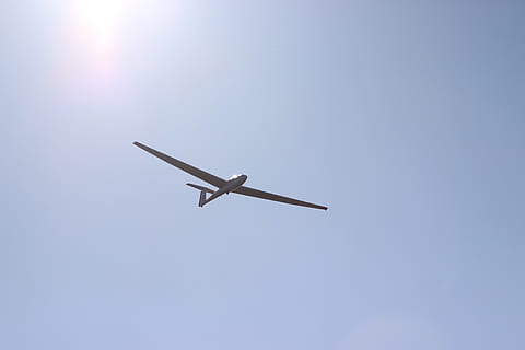 Segelflugzeug, dunstable downs, Flug, hochfliegend, fliegend, Himmel, Luftfahrzeug, Flugzeug, in der Luft, Flachwinkelansicht, Reise, Transportmittel, Transport, Natur, keine Leute, Sonnenlicht, draußen, klarer Himmel, Tag, Verkehrsflugzeug, Blau, unterwegs, kopieren sie platz, Sonne, Luft-und Raumfahrtindustrie, Ebene, direkt darunter, 5K, CC0, gemeinfrei, lizenzfrei