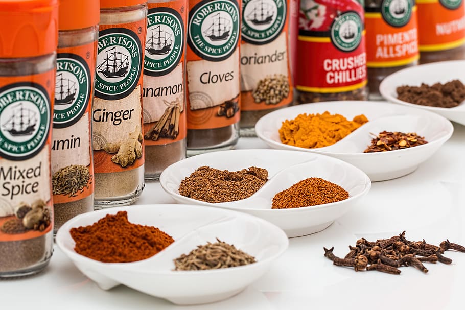 mixt, ampolles d'espècies, blanc, superfície, bols, pebre, aromàtic, Xile, canyella, clau, coriandre, cuina, comí, sabor, aromes, aromatitzant, menjar, gingebre, ingredient, pebre vermell, pols, gaudir, picant, gust, cúrcuma, menjar i beguda, espècia, elecció, variació, herba, sòl - culinari, frescor, contenidor, condiment, a l'interior, cap gent, aliments secs, medicina, planta, text, gran grup d'objectes, natura morta, 5K