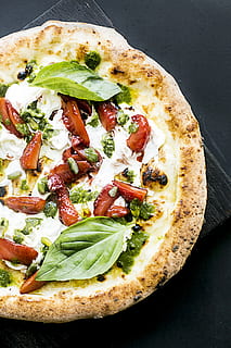 pizza al salame piccante, basilico, le foglie, pane, formaggio, avvicinamento, cucina, delizioso, cena, conoscitore, Fast food, cibo, foodporn, pranzo, pasto, carne, acquolina in bocca, Mozzarella, Pizza, piatto, salsa, fetta, gustoso, pomodoro, verdura, cibo e bevande, freschezza, natura morta, pronto a mangiare, mangiare sano, in casa, frutta, nessuno, vista dall'alto, prodotto caseario, indulgenza, erba, tentazione, spuntino, cibo vegetariano, contorno, rucola, 4K, CC0, dominio pubblico, privo di copyright