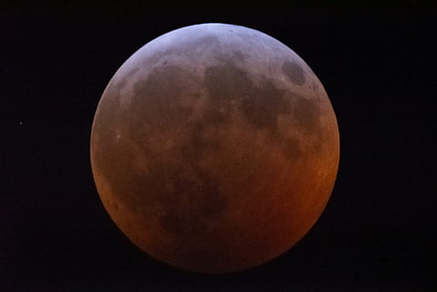 Mond, Weltraum, Platz, Astronomie, Universum, Natur, Nacht-, draußen, Finsternis, Mondfinsternis, Blut, rot, Mond-, Vollmond, Nebel, Krater, Vulkan, Berg, Planet, Gewitter, Himmel, Schönheit in der Natur, planetarischer Mond, Weltraumforschung, Szenen - Natur, Geometrische Figur, Mondoberfläche, Kreis, Ruhe, majestätisch, keine Leute, ruhige Szene, gestalten, Kugel, Astrologie, Weltraum und Astronomie, 5K, CC0, gemeinfrei, lizenzfrei
