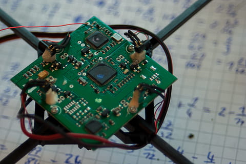 technik, elektronisch, printplaat, computerchip, technologie, elektronische industrie, detailopname, binnenshuis, geen mensen, ingewikkeldheid, hoge hoekmening, stilleven, computerapparatuur, groene kleur, industrie, verbinding, uitrusting, recht boven, dag, innovatie, communicatie, 2K, CC0, publiek domein, royaltyvrij
