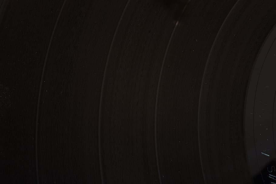 vinyl, disk, optage, plast, rund, cirkel, musik, registreret, gammel, ingen mennesker, indendørs, træ - materiale, tæt på, baggrunde, mønster, fuld ramme, sort farve, form, design, geometrisk form, mørk, tekstureret, studio skud, kopiere plads, natur, hjul, arkitektur, 2K