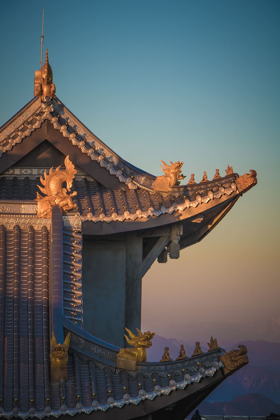 šedá pagoda, architektura, stavba, exteriér budovy, střecha, nebe, budova, místo uctívání, náboženství, víra, duchovno, čisté nebe, destinace, Příroda, nikdo, nízký úhel pohledu, cestovní ruch, cestovat, minulost, den, venku, střešní taška, okapy, vyšperkovaný, 5K