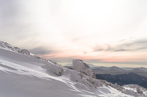montanha, Highland, nuvem, céu, cimeira, cume, panorama, natureza, vale, Colina, neve, inverno, Visão, viagem, Rocha, temperatura fria, beleza na natureza, scenics - natureza, nuvem - céu, tranquilidade, cena tranquila, meio Ambiente, cadeia de montanhas, cena não urbana, cor branca, montanha coberta de neve, idílico, por do sol, ninguém, Pico da montanha, 2K, CC0, domínio público, royalty free