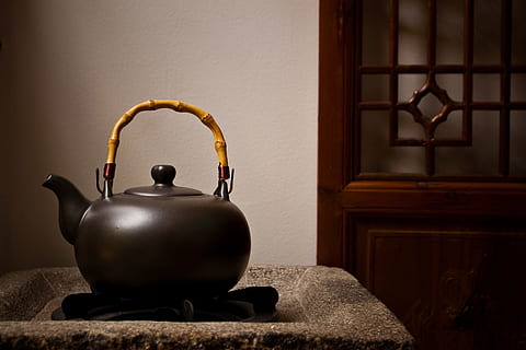 ongebruikt, theepot, zijtafel, kookgerei, waterkoker, keukengerei, pot, tafel, binnenshuis, huiskamer, geen mensen, architectuur, meubilair, gebouw, detailopname, ingebouwde structuur, huis, interieur, huishoudspullen, metaal, luxe, keuken gebruiksvoorwerp, thee ketel, rijkdom, hout - materiaal, 4K, CC0, publiek domein, royaltyvrij