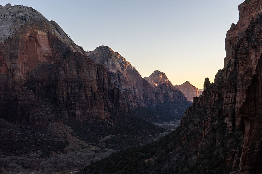 cim de muntanya, durant el dia, canyon, muntanya, naturalesa, a l'aire lliure, vall, Estats Units, parc nacional de zion, paisatge, rock, barranc, llum solar, vespre, Parc Nacional, fosc, Zion, penya-segat, Serra, pic, viatjar, pendents, cel, rock - object, escenics - natura, formació de roca, escena tranquil·la, sòlid, tranquil·litat, escena no urbana, bellesa a la natura, medi ambient, formació, destinacions de viatge, geografia física, Muntanyes rocoses, cap gent, erosionat, clima àrid, clima, 5K