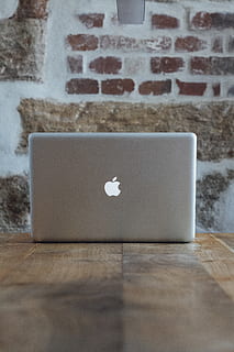 MacBook de plata, taula, arquitectura, fons, maó, textura de maó, ciment, concret, connexió, disseny, buit, endins, Internet, portàtil, mac, maçoneria, modern, retro, habitació, aspre, pedra, paret de pedra, tecnologia, textura, vintage, paret, fusta, treballar, enfocament selectiu, a l'interior, cap gent, primer pla, material de fusta, natura morta, paret de maó, tecnologia sense fils, dia, comunicació, funció de construcció de parets, ordinador, dispositiu d’informació portàtil, 5K, CC0, domini públic, lliure de regalies