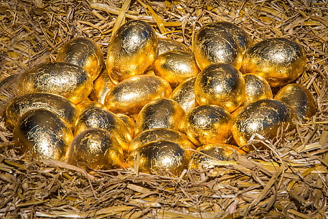 påskeæg, påske, æg, påske reden, påske dekorationer, påske dekoration guld, guldblad, guldfarvet, ingen mennesker, indendørs, høj vinkel visning, dyr, tæt på, stor gruppe af objekter, stilleben, dyre temaer, mad, fuld ramme, mad og drikke, hvirveldyr, dag, dyre rede, hø, gruppe af dyr, sikkerhed, fokus på forgrunden, 4K, CC0, offentligt domæne, royaltyfrie