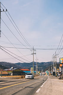 sølv bil, vejsti, vej, kabel, Hongcheon, Sydkorea, 2199 hanseo-ro, elledninger, elektrisk transmission tårn, transportmidler, automobil, bil, køretøj, vejkryds, hjælpepol, hovedvej, asfalt, bygning, kvarter, by-, transportform, elektricitet, himmel, motor køretøj, strømkabel, forbindelse, gade, land køretøj, Strømforsyning, teknologi, el-pylon, arkitektur, brændstof og elproduktion, by, dag, natur, udendørs, ingen mennesker, telefonlinje, 5K, CC0, offentligt domæne, royaltyfrie