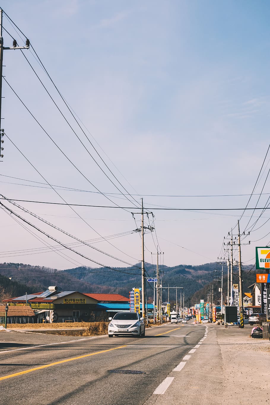 cotxe de plata, ruta del camí, carretera, cable, hongcheon, Corea del Sud, 2199 hanseo-ro, línies elèctriques, torre de transmissió elèctrica, transport, automòbil, cotxe, vehicle, intersecció, manera, pal d’utilitat, asfalt, edifici, barri, urbà, manera de transport, electricitat, cel, línia elèctrica, connexió, carrer, vehicle terrestre, Font d'alimentació, tecnologia, piló d’electricitat, arquitectura, generació de combustible i energia, ciutat, dia, naturalesa, a l'aire lliure, cap gent, línia telefònica, 5K