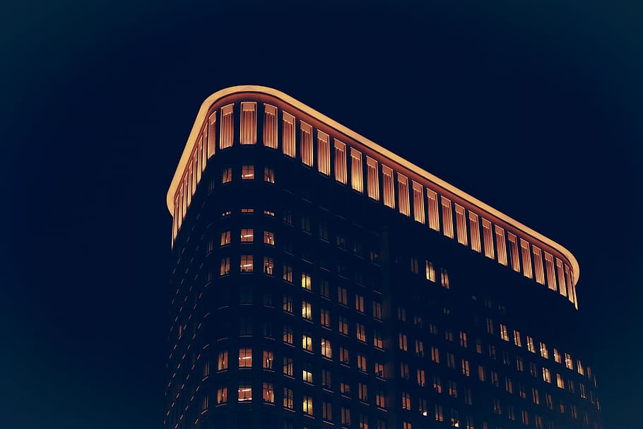 edificio, luces, noche, cielo, arquitectura, ventanas, ciudad, urbano, exterior del edificio, estructura construida, vista de ángulo bajo, edificio de oficinas exterior, moderno, nadie, naturaleza, cielo limpio, azul, rascacielos, altura maxima, oficina, iluminado, torre, destinos de viaje, al aire libre, apartamento, 2K