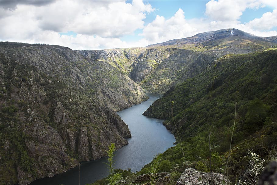 riu, paisatge, naturalesa, núvols, humit, muntanyes, bosc, lovenature, galícia, espanya, cel, rio sil, no-persones, escenics - natura, bellesa a la natura, aigua, muntanya, núvol - cel, escena tranquil·la, escena no urbana, tranquil·litat, cap gent, dia, idíl·lic, rock, aigua que flueix, planta, sòlid, medi ambient, a l'aire lliure, que flueix, formació, 5K