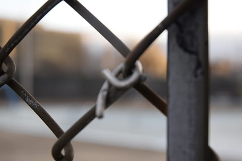 Syrien, Tor, Torhüter, Rost, Zaun, Sicherheit, Metall, Grenze, Fokus auf den Vordergrund, Nahansicht, Barriere, Schutz, keine Leute, Tag, Maschendrahtzaun, draußen, Muster, Draht, Stärke, verboten, Verbindung, Himmel, Hintergründe, Eisen - Metall, stehlen, 5K, CC0, gemeinfrei, lizenzfrei
