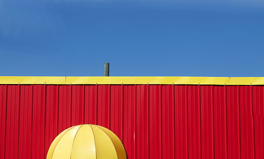 container roșu intermodal, galben, roșu, spațiu copie, albastru, cer, nici o persoana, cer senin, Afaceri, transport, industrie, lumina soarelui, multi colorate, arhitectură, zi, în aer liber, natură, metal, container de încărcătură, recipient, mijloc de transport, 4K, CC0, domeniu public, fără drepturi de autor
