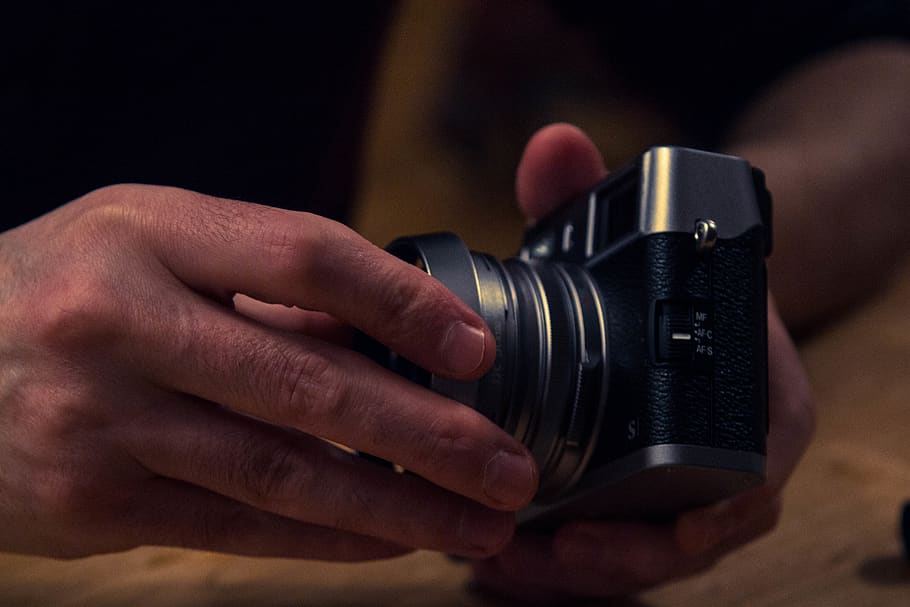 aparat fotograficzny, ręce, hobby, fuji, opieka, rzemiosło, fotografia, fotograf, ludzka ręka, dłoń, część ludzkiego ciała, aparat fotograficzny - sprzęt fotograficzny, jedna osoba, tematy fotograficzne, zbliżenie, technologia, trzymać, dorosły, wewnątrz, sprzęt fotograficzny, skupić się na pierwszym planie, zawód, obiektyw - instrument optyczny, studio strzał, palec, ludzki palec, mężczyźni, aparat cyfrowy, czarne tło, operator kamery, 5K