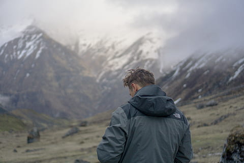 uomo che fronteggia la montagna, montagna, una persona, retrovisore, avventura, scenics - natura, catena montuosa, attività di svago, bellezza nella natura, escursioni a piedi, inverno, natura, ambiente, capi di abbigliamento, paesaggio, vacanze, zaino, viaggio, scena non urbana, all'aperto, vestiti caldi, cappuccio - abbigliamento, 5K, CC0, dominio pubblico, privo di copyright
