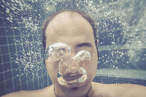 Tailandia, phe, ko samet, bolla, blu, momenti, acqua, viso, underwatter, ritratto, nuoto, piscina, colpo alla testa, una persona, vista frontale, giovane adulto, subacqueo, felicità, persone reali, stili di vita, guardando la fotocamera, sorridente, uomini, avvicinamento, volto umano, all'aperto, 2K, CC0, dominio pubblico, privo di copyright