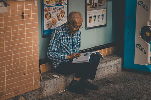 mand læsebog, person, human, sidder, senior borger, tekst, læsning, fodtøj, sko, tøj, beklædning, møbel, sofa, gulve, hjem indretning, kiosk, flise, transportmidler, køretøj, tog, bukser, en person, rigtige mennesker, fuld længde, livsstil, afslappet tøj, meddelelse, fritidsaktivitet, voksen, herrer, senior voksen, arkitektur, væg, hanner, teknologi, leder, bedrift, lempelse, 5K, CC0, offentligt domæne, royaltyfrie