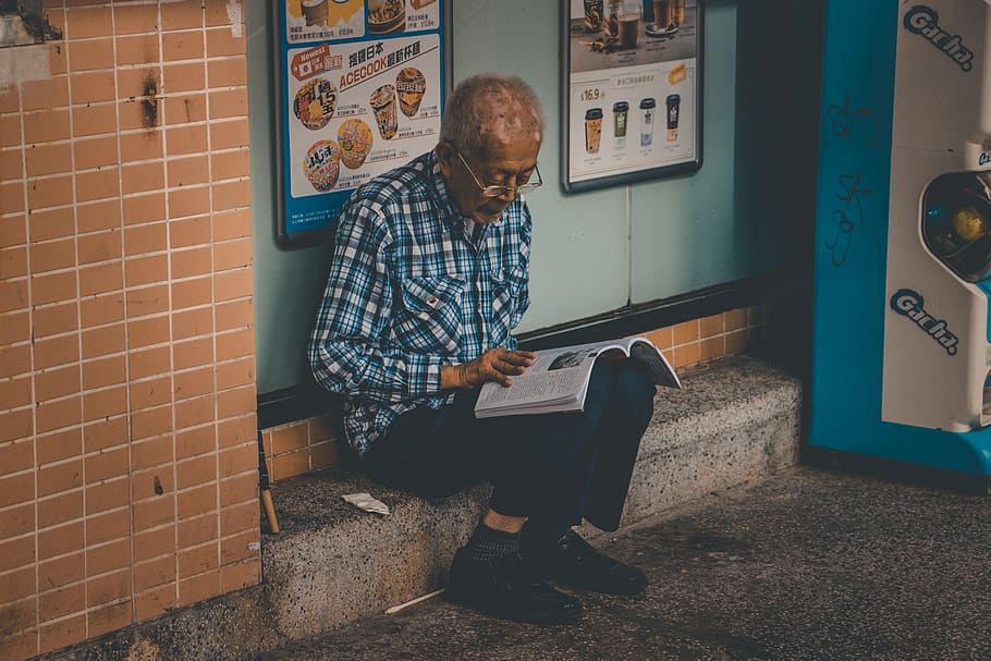 mand læsebog, person, human, sidder, senior borger, tekst, læsning, fodtøj, sko, tøj, beklædning, møbel, sofa, gulve, hjem indretning, kiosk, flise, transportmidler, køretøj, tog, bukser, en person, rigtige mennesker, fuld længde, livsstil, afslappet tøj, meddelelse, fritidsaktivitet, voksen, herrer, senior voksen, arkitektur, væg, hanner, teknologi, leder, bedrift, lempelse, 5K