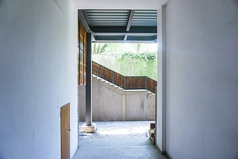 posting logam, beton, koridor, plafon, siang hari, Desain, kosong, jalan masuk, lorong, rumah, dalam ruangan, dalam, pedalaman, modern, sinar matahari, urban, dinding, Arsitektur, jendela, hari, struktur yang dibangun, tidak ada orang, fitur dinding - bangunan, bangunan, alam, ketiadaan, pohon, Buka, pintu, musim dingin, menanam, salju, 5K, CC0, domain publik, bebas royalti