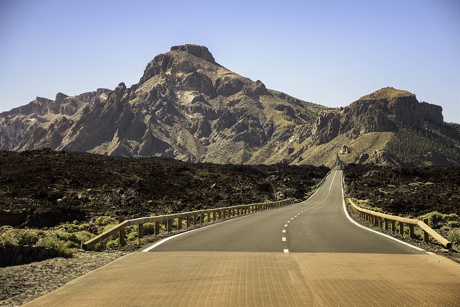 gris, carretera asfaltada, cap a, marró, muntanya, estèril, desert, buit, carretera, paisatge, viatge de carretera, escènic, cel, transport, bellesa a la natura, naturalesa, escenics - natura, el camí a seguir, direcció, Serra, cel clar, cap gent, escena no urbana, dia, medi ambient, escena tranquil·la, tranquil·litat, idíl·lic, carretera buida, perspectiva decreixent, a l'aire lliure, carretera de muntanya, carretera sinuosa, formació, línia divisòria, 5K