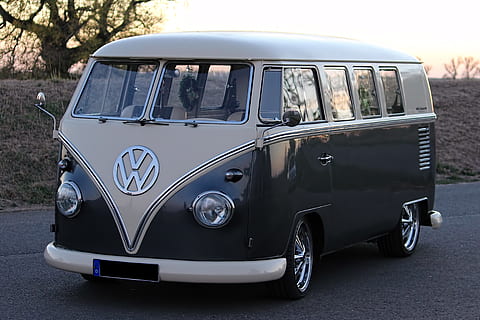 oldtimer, auto, vw bus, t1, vozidlo, klasický, starý, způsob dopravy, přeprava, motorové vozidlo, pozemního vozidla, den, retro stylu, Historické auto, silnice, nikdo, stacionární, dodávka - vozidlo, město, venku, strom, Příroda, světlomet, parkoviště, odraz, luxus, 5K, CC0, veřejná doména, bez autorských práv