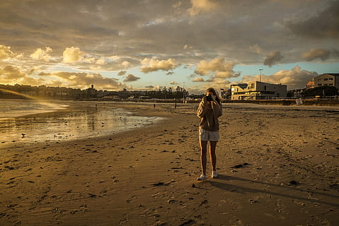 kvinne, stående, strandkysten, bakgrunnsbelyst, Strand, soloppgang, hav, person, sand, strandlinjen, shore, solnedgang, sky - himmel, himmel, land, full lengde, fritidsaktivitet, vann, livsstil, ekte folk, utsikt bakover, uformelt antrekk, natur, én person, voksen, kvinner, ung voksen, hår, utendørs, frisyre, 4K, CC0, offentlig domene, opphavsrett gratis