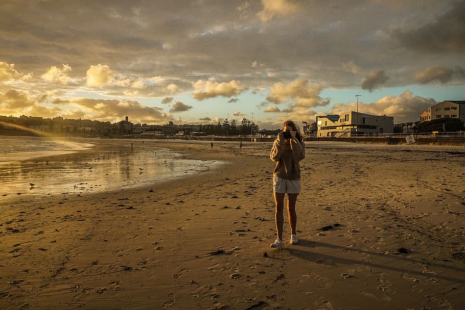 kobieta, na stojąco, brzeg plaży, podświetlany, plaża, świt, ocean, osoba, piasek, morze, pobrzeże, Wybrzeże, wschód słońca, zachód słońca, chmura - niebo, niebo, wylądować, pełna długość, spędzania wolnego czasu, woda, styl życia, prawdziwi ludzie, widok z tyłu, codzienne ubrania, Natura, jedna osoba, dorosły, kobiety, młody dorosły, włosy, na dworze, fryzura, 4K